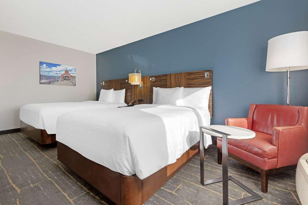 The Lux Hotel & Conference Center, Ascend Hotel Collection Ватерло Стая снимка