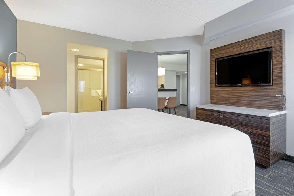 The Lux Hotel & Conference Center, Ascend Hotel Collection Ватерло Стая снимка