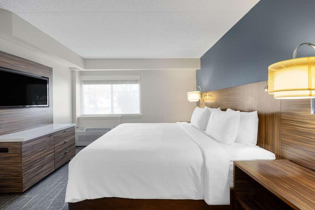 The Lux Hotel & Conference Center, Ascend Hotel Collection Ватерло Стая снимка