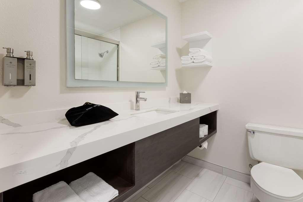 The Lux Hotel & Conference Center, Ascend Hotel Collection Ватерло Стая снимка